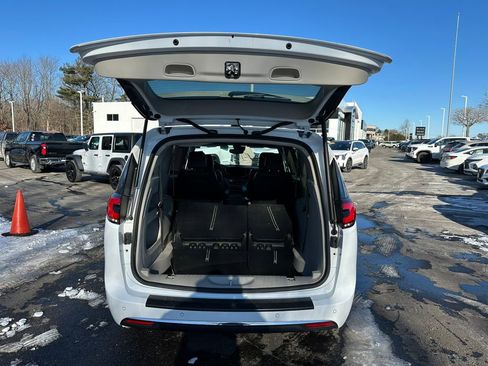 Used 2024 Chrysler Pacifica Touring-L image 32