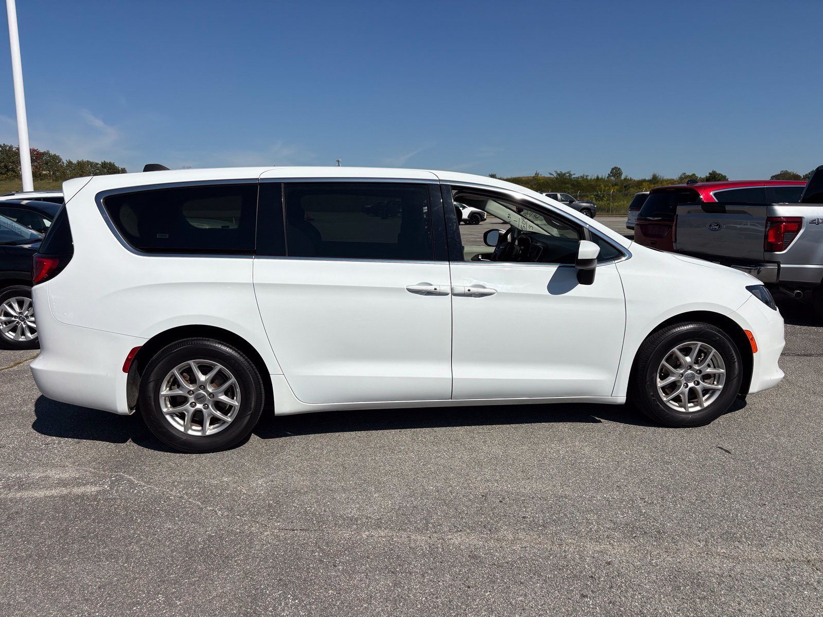 Used 2023 Chrysler Voyager LX FWD image 3