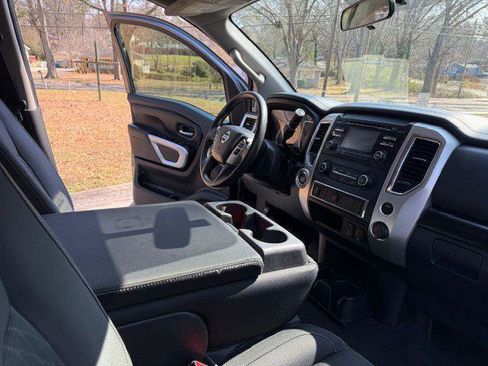 Used 2017 Nissan Titan SV image 38