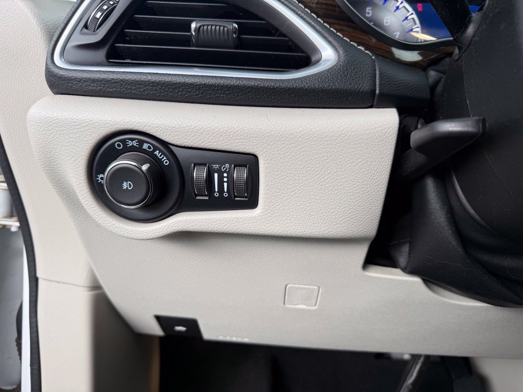 Used 2022 Chrysler Pacifica Limited FWD image 16
