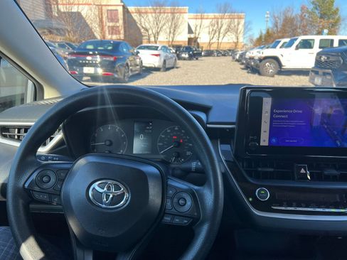 Used 2025 Toyota Corolla LE image 32