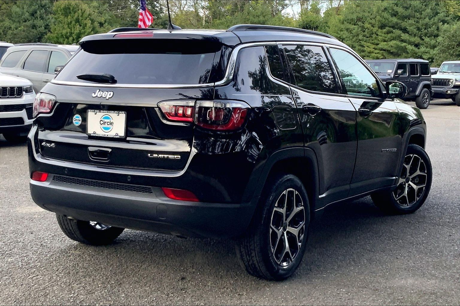 Used 2025 Jeep Compass Limited w/ Sun & Sound Group AWD/4WD image 10