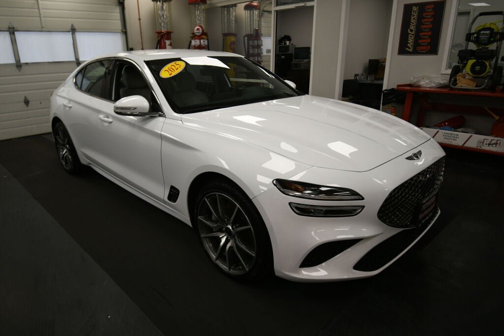 Used 2025 Genesis G70 2.5T image 2