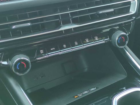 Used 2024 Chevrolet Traverse Z71 image 18