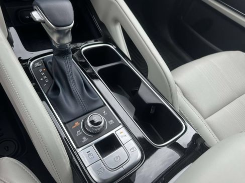 Used 2025 Kia Telluride SX w/ SX Captain's Chair Package AWD/4WD image 23
