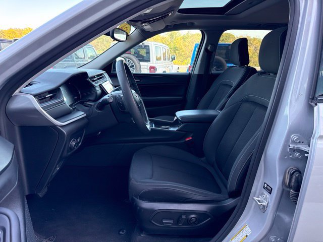 Used 2024 Jeep Grand Cherokee Laredo X AWD/4WD image 13