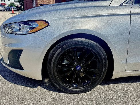 Used 2019 Ford Fusion SE FWD image 14