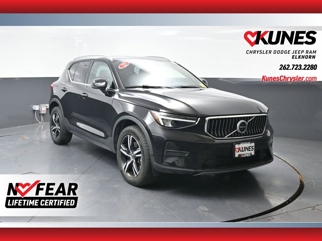 Used 2025 Volvo XC40 B5 Core AWD/4WD image 1