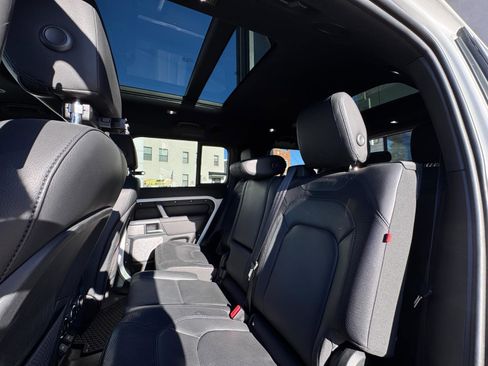 Used 2024 Land Rover Defender 130 X-Dynamic SE image 23