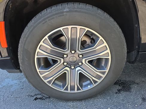 Used 2024 Jeep Wagoneer Series II w/ Flexible Seating Group image 12