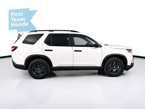 Used 2025 Honda Pilot TrailSport image 9