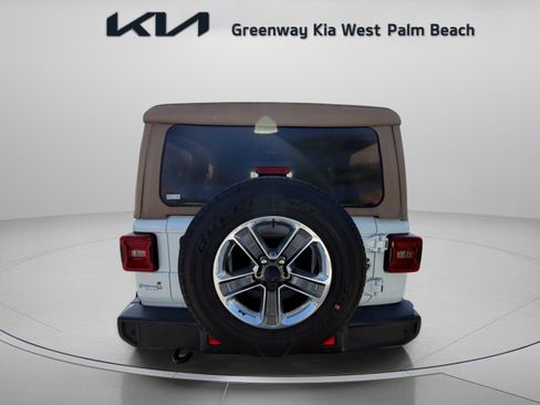 Used 2018 Jeep Wrangler Unlimited Sahara AWD/4WD image 6