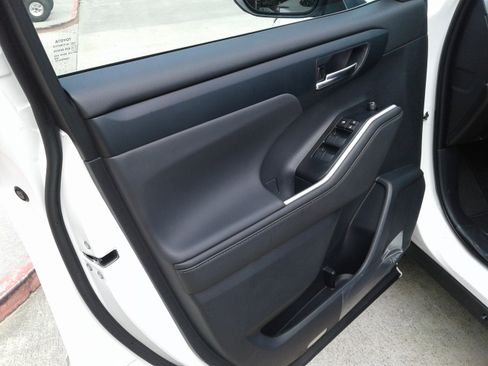 New 2026 Toyota Highlander XLE image 8