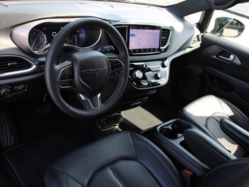 Used 2025 Chrysler Pacifica Select FWD image 4