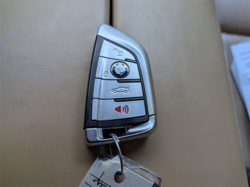 Used 2022 BMW 750i xDrive w/ Luxury Rear Seating Package image 32