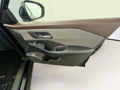 Used 2023 Nissan Rogue SV AWD/4WD image 32