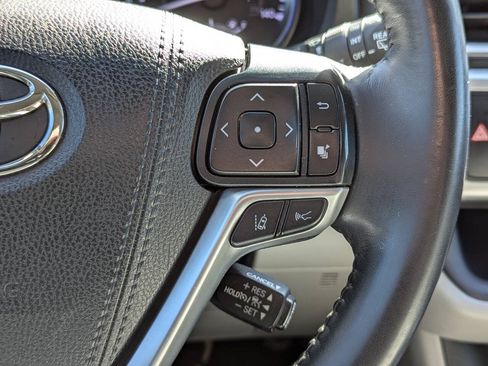 Used 2019 Toyota Highlander XLE FWD image 25
