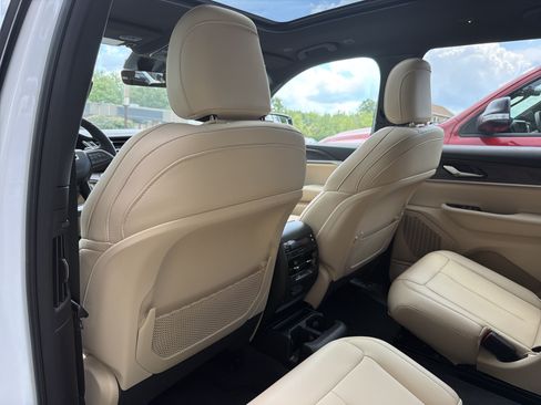 Certified 2025 Jeep Grand Cherokee L Limited w/ Black Appearance Package AWD/4WD image 14