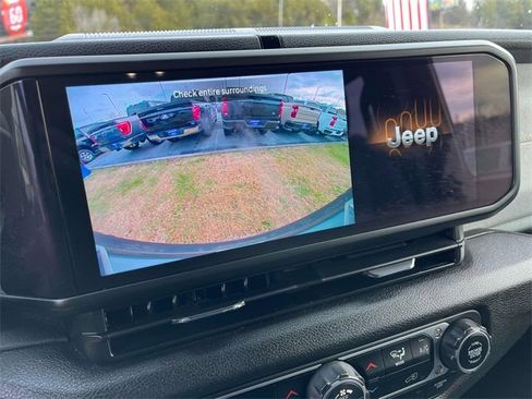 Used 2024 Jeep Wrangler Unlimited image 31