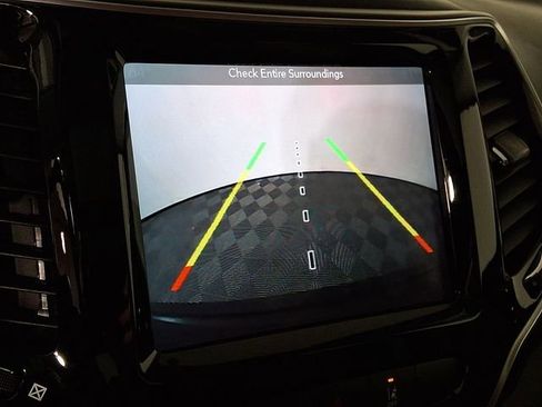Used 2019 Jeep Cherokee Overland w/ Technology Group AWD/4WD image 4
