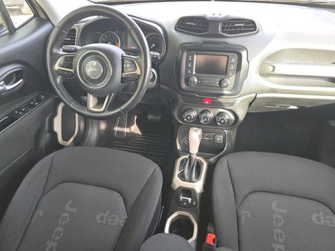 Used 2015 Jeep Renegade Latitude FWD image 17