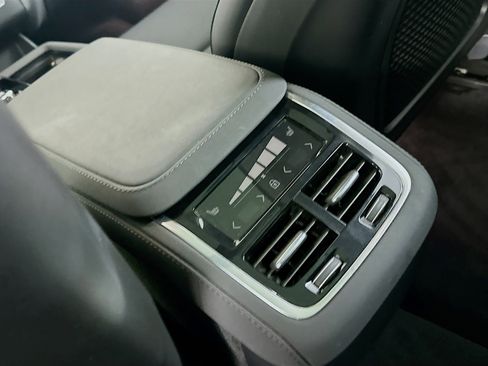 Used 2025 Volvo XC90 B6 Plus image 29