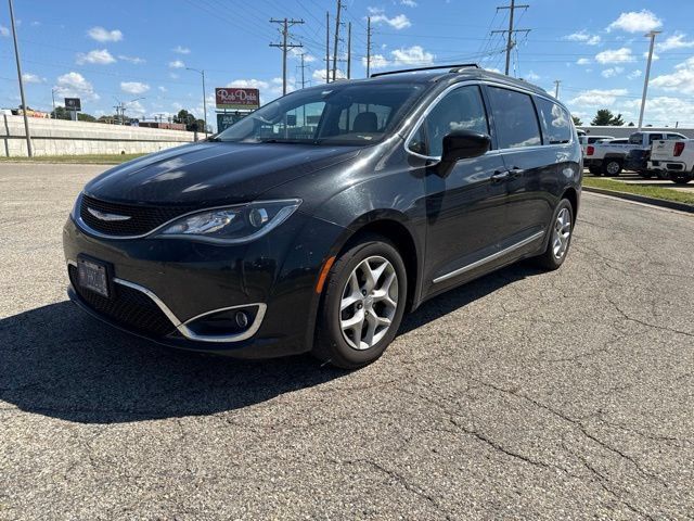Used 2017 Chrysler Pacifica Touring-L w/ Tire & Wheel Group FWD image 3