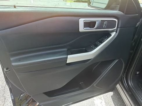 Used 2021 Ford Explorer XLT AWD/4WD image 9