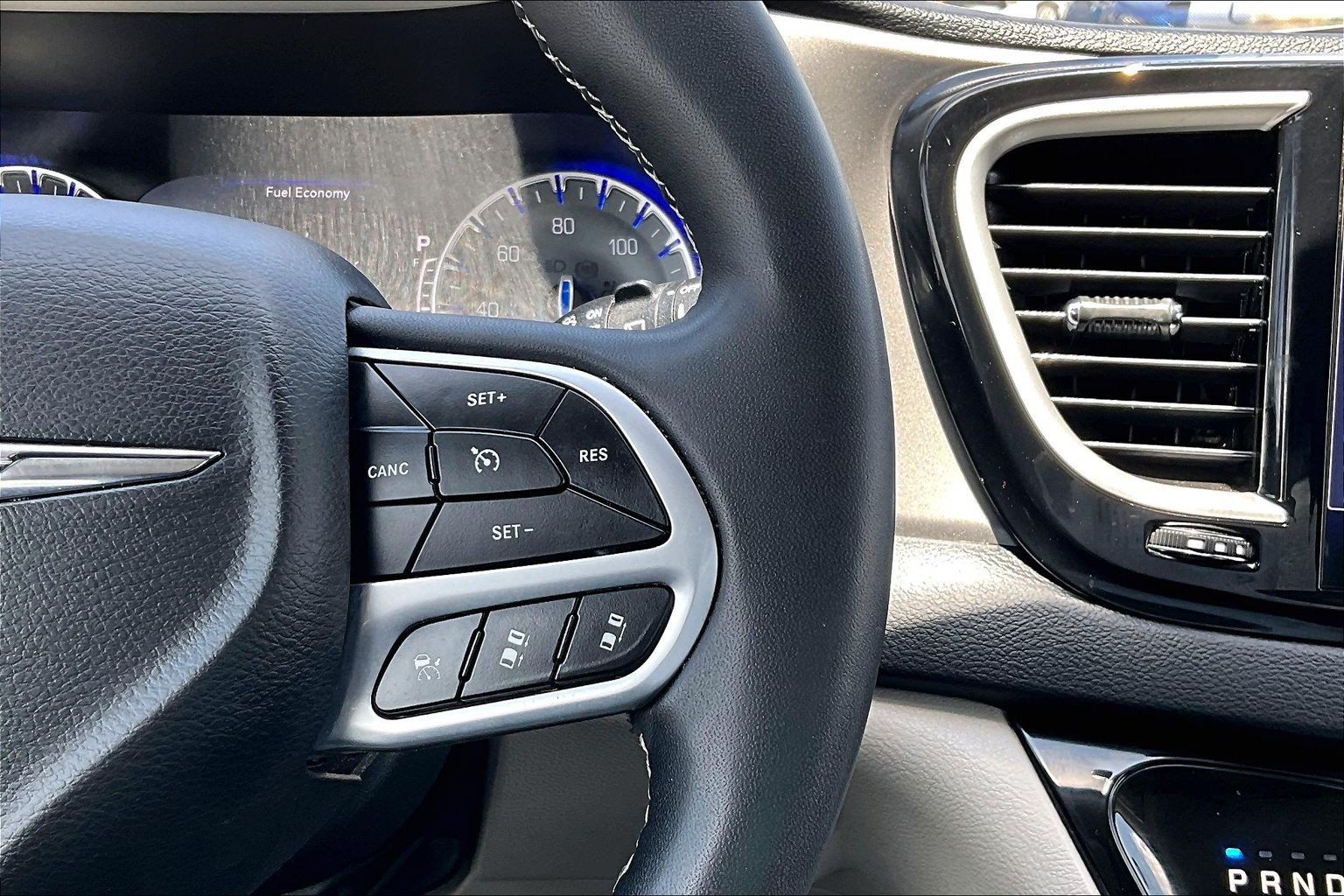 Used 2023 Chrysler Pacifica Touring-L FWD image 20