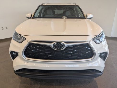 Used 2020 Toyota Highlander XLE image 2