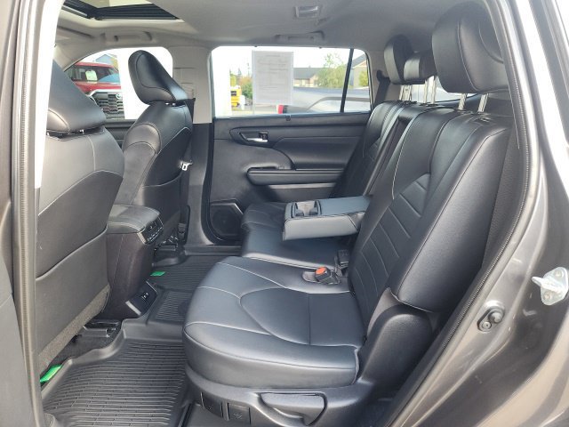 Used 2021 Toyota Highlander XLE AWD/4WD image 18