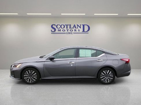 Used 2024 Nissan Altima 2.5 SV FWD image 1