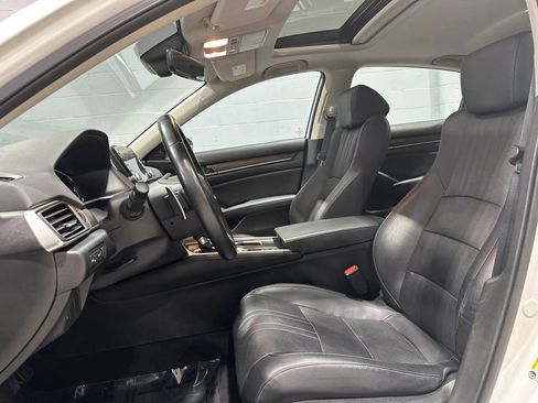 Used 2018 Honda Accord Touring image 12