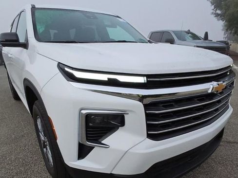 Used 2024 Chevrolet Traverse LT image 2