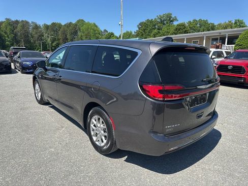 Used 2023 Chrysler Pacifica Touring-L image 3