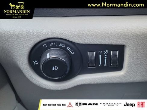 Used 2024 Chrysler Pacifica Limited FWD image 13