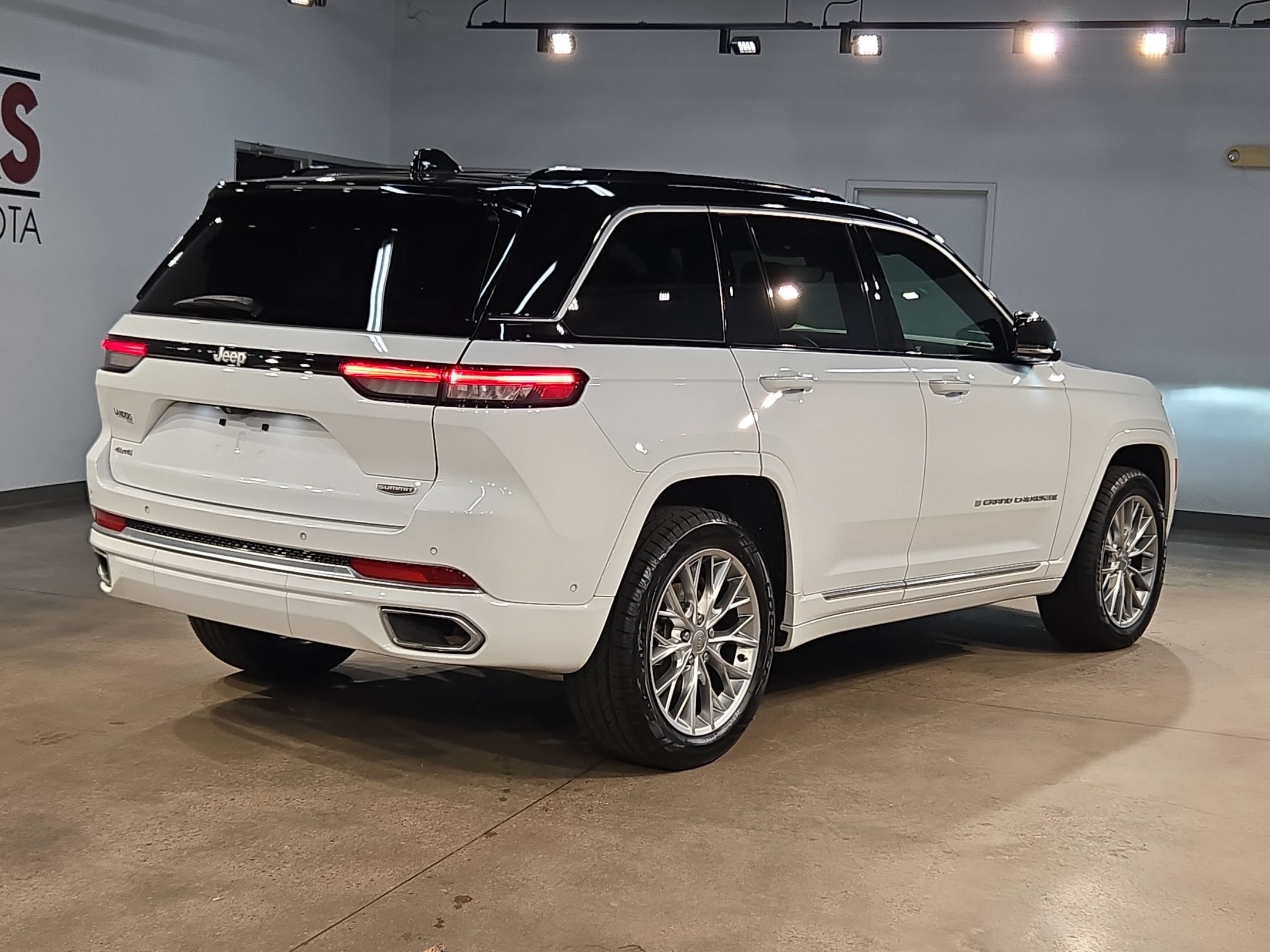 Used 2024 Jeep Grand Cherokee Summit w/ Luxury Tech Group V AWD/4WD image 7