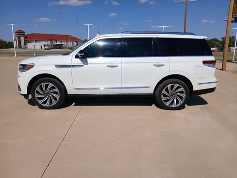 Used 2024 Lincoln Navigator Reserve AWD/4WD image 2