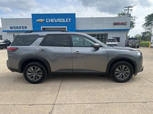 Used 2024 Nissan Pathfinder SV FWD image 2