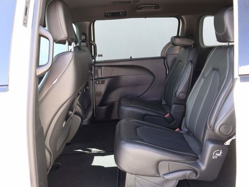 New 2026 Chrysler Pacifica Select FWD image 10