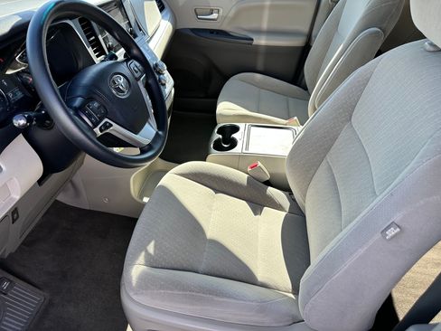 Used 2017 Toyota Sienna LE FWD image 5