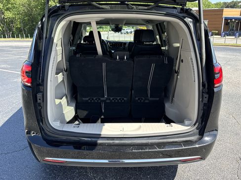 Used 2024 Chrysler Pacifica Touring-L FWD image 32