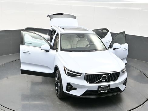 Used 2024 Volvo XC40 B5 Ultimate image 30