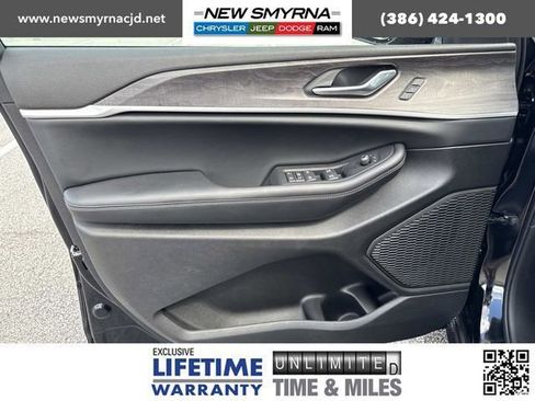 New 2025 Jeep Grand Cherokee Limited w/ Black Appearance Package image 17