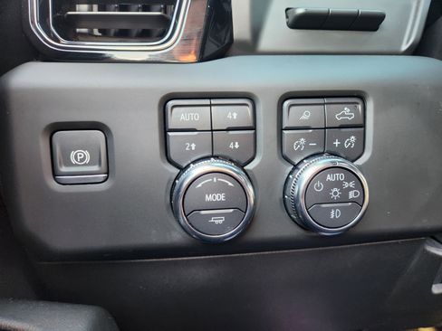 Used 2024 GMC Sierra 2500 AT4 w/ AT4 Premium Plus Package image 8