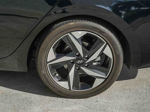 Used 2023 Hyundai Elantra Limited image 11