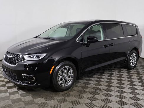 Used 2024 Chrysler Pacifica Touring-L image 8