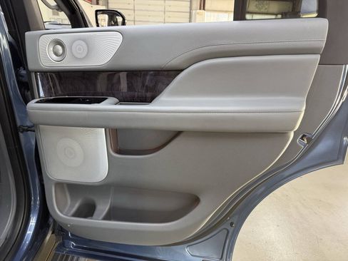 Used 2019 Lincoln Navigator Reserve AWD/4WD image 16