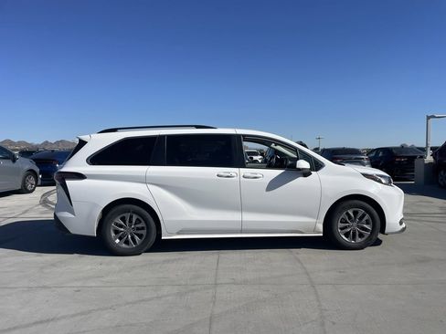 Used 2023 Toyota Sienna LE image 3