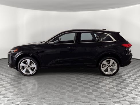Used 2025 Audi Q5 Premium Plus w/ Premium Plus AWD/4WD image 2